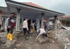 Polisi-Bersihkan-Rumah-Warga-Terdampak-Erupsi-Gunung-Semeru-di-Lumajang