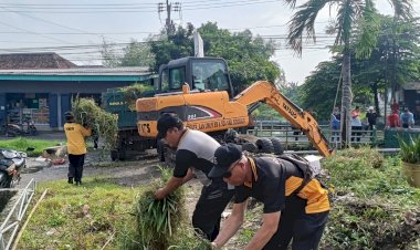 Forkopimka-Porong-dan-Warga-Desa-Kedungsolo-Gelar-Jumat-Bersih