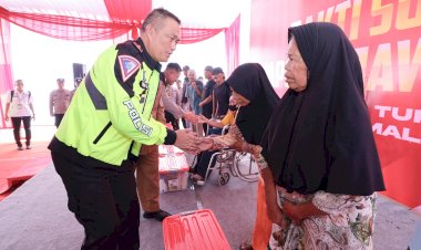 Patroli-Jarak-Jauh-Naik-Motor-Kapolda-Jatim-Beri-Bantuan-Sembako-Untuk-Warga-di-Malang