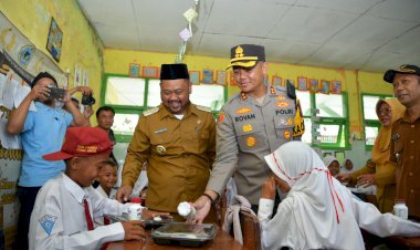 Kapolres-Gresik-dan-Bupati-Berbagi-Makan-Bergizi-untuk-Pelajar-Sekolah-Dasar