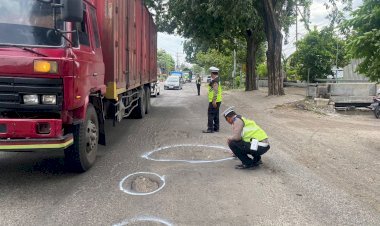 Peduli-Keselamatan-Berkendara,-Polisi-di-Sidoarjo-Berikan-Tanda-Jalan-Berlubang