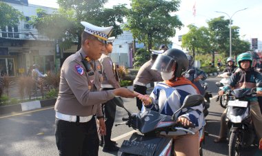Momen-Valentine,-Polres-Trenggalek-Sosialisasi-Tertib-Lalin-dengan-Bag-bagi-Coklat-dan-Boneka