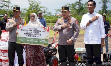 Kapolri-dan-Gubernur-Yogyakarta-Sri-Sultan-Hamengku-Buwono-X-Menanam-Jagung-Bersama