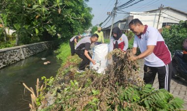 Polsek-Gedangan-Gelar-Kerja-Bakti-Bersihkan-Aliran-Sungai