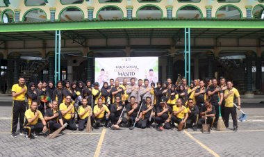 Jelang-Ramadhan-Polisi-Sidoarjo-Bersihkan-Masjid