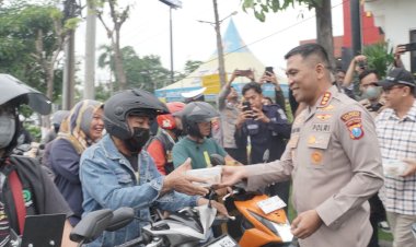 Peduli-Pengendara-di-Bulan-Ramadhan,-Polresta-Sidoarjo-Bagikan-Takjil