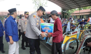 Ramadhan-Berkah-Polres-Kediri-Bersama-PWI-Berbagi-Ratusan-Paket-Sembako