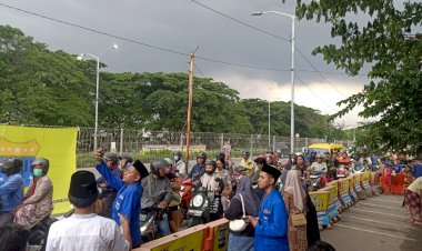 Ramadhan-Berkah,-Polres-Pelabuhan-Tanjungperak-Gandeng-PMII-Berbagi-Takjil-di-Suramadu