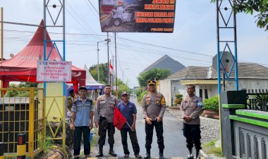 Polisi-Pasang-Spanduk-Himbauan-di-Perlintasan-Kereta-Api-Tidak-Berpalang