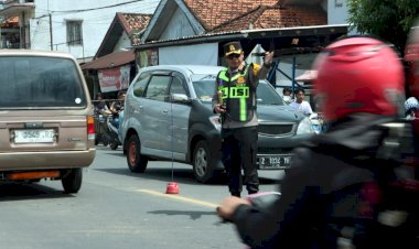 Puncak-Arus-Balik-di-Tanah-Merah,-Kapolres-Bangkalan-Bersama-Tim-Urai-Turun-ke-Jalan