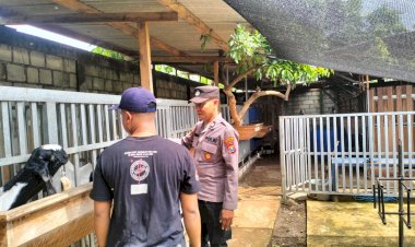 Bhabinkamtibmas-Tinjau-Lahan-Ternak-Kambing-di-Pertapanmaduretno,-Dukung-Program-Ketahanan-Pangan-Nasional