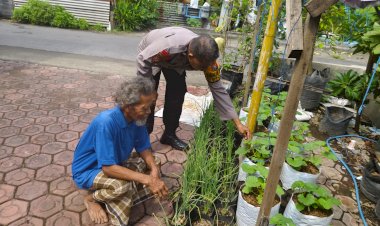 Bhabinkamtibmas-Desa-Grogol-Ajak-Warga-Optimalkan-Pekarangan-Rumah-Demi-Wujudkan-Swasembada-Pangan