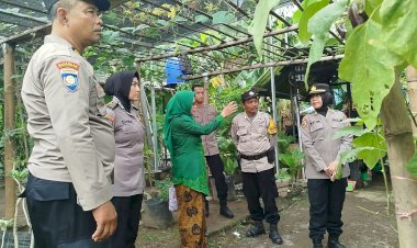 Bhabinkamtibmas-Kepuh-Kiriman-Dampingi-Ibu-PKK-Kelola-Tanaman-Terong,-Dukung-Ketahanan-Pangan-Desa
