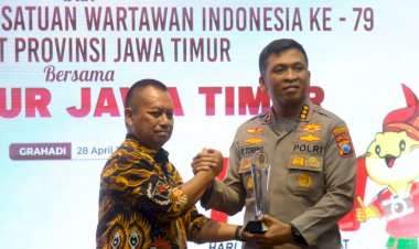 Kapolresta-Sidoarjo-Terima-Penghargaan-dari-PWI-Jatim