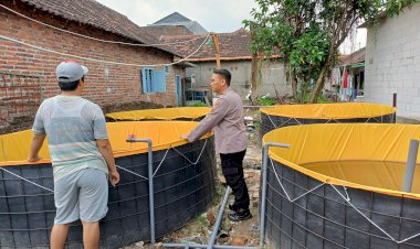 Semangat-Ketahanan-Pangan,-Bhabinkamtibmas-Apresiasi-Warga-Budidaya-Lele-Sistem-Bioflok-di-Pekarangan-Rumah