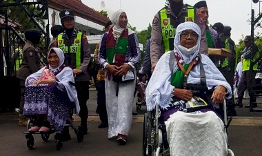 Sigap-dan-Tulus,-Polwan-Polres-Bojonegoro-Dampingi-Calon-Haji-Lansia-Menuju-Bus