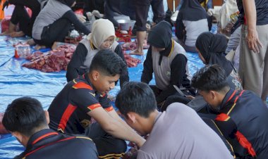 Polres-Ponorogo-Kurangi-Sampah-Plastik-Salurkan-Paket-Daging-Qurban-Pakai-Daun-Pisang