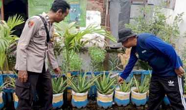 Polresta-Sidoarjo-Dorong-Ketahanan-Pangan,-Polsek-Tanggulangin-Dampingi-Warga-Garap-Pekarangan
