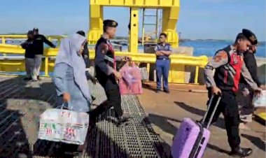 Polri-Untuk-Masyarakat-:-Polres-Situbondo-Patroli-di-Pelabuhan-Jangkar-Bantu-Penumpang-Kapal