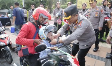 Semarak-Merah-Putih-Sambut-HUT-RI-ke-80-Polisi-Berbagi-3.600-Bendera-dan-83-Helm-di-Surabaya
