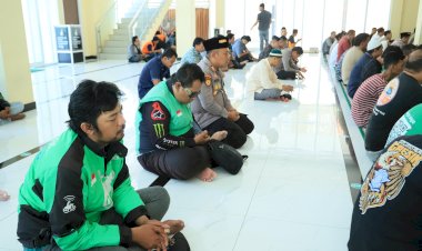 Polres-Gresik-dan-Komunitas-Ojol-Bersatu,-Sholat-Gaib-dan-Doa-Bersama-untuk-Almarhum-Affan
