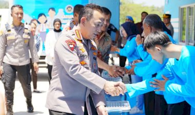 Kapolri-Berikan-Bansos-dan-Salurkan-Bahan-Pangan-Murah-di-Semarang