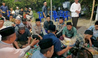 Polisi-Takziyah-ke-Rumah-Duka-Santri-di-Desa-Wadungasih-Buduran