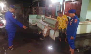 Polisi-Ajak-Warga-Pesisir-Situbondo-Jaga-Kebersihan-Lingkungan-dan-Waspada-Banjir-Rob