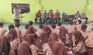 Polisi-Beri-Edukasi-Bahaya-Kenakalan-Remaja-dan-Tertib-Lalu-Lintas-di-SMAN-1-Krian