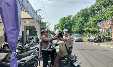 Sosialisasikan-Operasi-Zebra-Semeru,-Polsek-Waru-Ajak-Pengendara-Tertib-Berlalu-Lintas