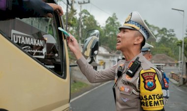 Polres-Malang-Bagikan-Masker-ke-Pengendara-di-Perbatasan-Lumajang-Dampak-Erupsi-Semeru