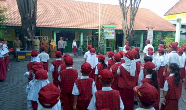Polisi-Tumbuhkan-Kedisiplinan-Sejak-Dini,-Hadir-di-SDN-Banjarkemantren