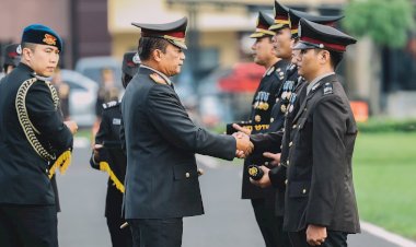 Kapolda-Jatim-Anugerahkan-Tanda-Kehormatan-kepada-Ribuan-Personel
