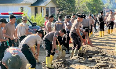 Polri-Bersihkan-Area-Terdampak-Banjir-Bandang-di-Kampung-Tengah-Kecamatan-Palembayan-Agam-Sumbar