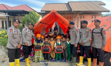 Brimob-Polda-Sumut-Gelar-Edukasi-dan-Trauma-Healing-untuk-Anak-TK-Terdampak-Bencana-di-Tapanuli-Selatan