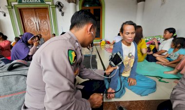Polri-All-Out--Evakuasi-Hadirkan-Randurlap-dan-Patroli-Kesehatan-Door-to-Door-untuk-Korban-Banjir-Karawang