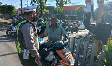 Polsek-Buduran-Edukasi-Penggunaan-Helm-dalam-Operasi-Keselamatan-Semeru-2026