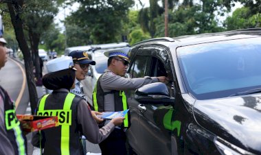 Polres-Gresik-Gencarkan-Edukasi-Keselamatan-Pengguna-Jalan-Tertib-Dapat-Cokelat