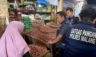 Satgas-Pangan-Polres-Malang-Turun-ke-Pasar,-Pastikan-Harga-dan-Ketersediaan-Bapokting-Aman-Jelang-Ramadan