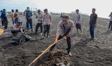 Polres-Lumajang-Gelar-Aksi-Bersih---bersih-Wujudkan-Pantai-Watu-Pecak-Asri