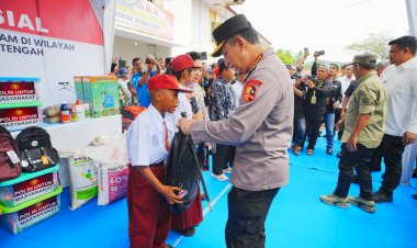 Tinjau-Hunian-Sementara-Korban-Bencana-di-Tapteng-Kapolri-Ketua-Komisi-IV-Salurkan-16-Truk-Bantuan-Kemanusiaan
