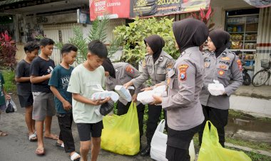 Semangat-Ramadhan,-Polwan-Polres-Bondowoso-Tebar-500-Takjil-di-Pasar-Induk