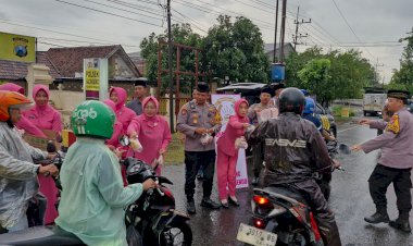 Ramadhan-berbagi-kepedulian-Polsek-Balongbendo-dan-Bhayangkari-Bagikan-Paket-Takjil-ke-Pengguna-Jalan
