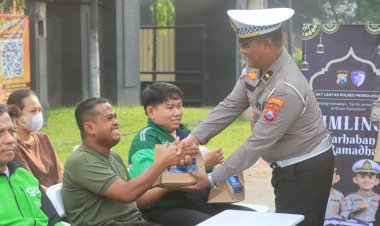 Cepat-Dekat-Bersahabat-:-Polres-Probolinggo-Buka-Layanan-Samsat-dan-Sim-Keliling-Sambil-Berbagi-Takjil