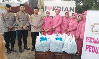 Tebar-Kepedulian-di-Bulan-Ramadan,-Kapolsek-Krian-Bersama-Bhayangkari-Bagikan-Takjil-kepada-Pengguna-Jalan