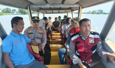 Berikan-Rasa-Aman,-Polisi-Siaga-di-Wisata-Bahari-Tlocor-Selama-Libur-Lebaran