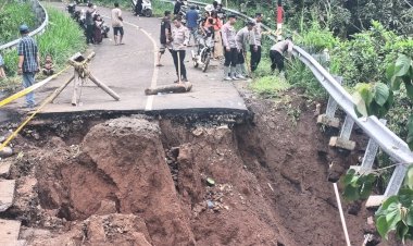 Polres-Probolinggo-Beri-Bantuan-Pipa-Air-Bersih-Pascalongsor-di-Lumbang