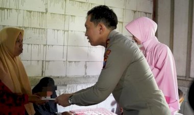 Polri-Untuk-Masyarakat--Kapolres-Bojonegoro-Beri-Bantuan-Anak-Difabel