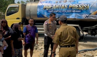 SABER-Satlantas-Polres-Ngawi:-Salurkan-Bantuan-Air-Bersih-untuk-Warga-Terdampak-Kekeringan