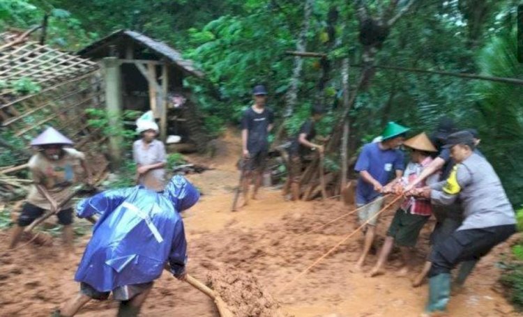 Kompak, Polisi bersama TNI dan BPBD Tangani Longsor yang Menimpa Rumah Warga